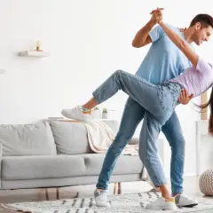 Para tańczy w salonie, ona w jego ramionach, z uśmiechem na twarzy. Czy on mnie kocha czy udaje?