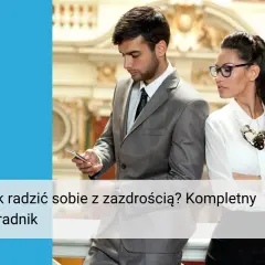 Para, która uczy się, jak reagować na wzbudzanie zazdrości. Mężczyzna patrzy na telefon, kobieta z założonymi rękami.