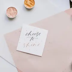 Karty z napisem "choose to shine" i brokatowe farbki. Idealne komplementy dla przyjaciółki, by błyszczała każdego dnia.