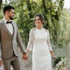 Szczęśliwa para młoda trzymająca się za ręce. Rozmowa o tym, o czym pisać z chłopakiem, żeby się zakochał, może być kluczem do serca.