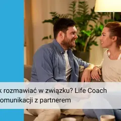 Szczęśliwa para siedzi na kanapie, rozmawiając. To idealne spotkanie po przerwie w związku, gdzie rozmowa o komunikacji z partnerem jest kluczem do sukcesu.