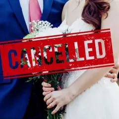Para młoda z bukietem, na zdjęciu czerwony napis "CANCELLED". To jasne oznaki żeby nie brać ślubu.