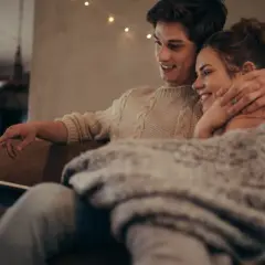 Para spędza czas razem, oglądając coś na laptopie. On ją obejmuje, ona się uśmiecha. Może on mówi: "nie chce ze mną być, ale chce się spotykać".