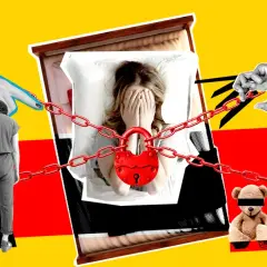 Co napisać po długim milczeniu? Uwięziona dziewczyna, zablokowana rękami, z pluszowym misiem i ludźmi po bokach, symbolizuje trudności w wyrażaniu emocji.