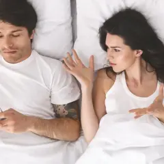 Para wzbudzić zazdrość przez SMS. On patrzy w telefon, ona zdenerwowana gestykuluje.
