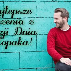 Uśmiechnięty mężczyzna w czerwonym swetrze. Napis: Najlepsze życzenia z okazji Dnia Chłopaka! Idealny pomysł, co miłego napisać chłopakowi w ciągu dnia.