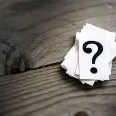 Stos białych karteczek z czarnym znakiem zapytania. Co tam, co odpisać?
