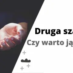 Dłonie otwarte w geście nadziei. Czy warto dać drugą szansę, gdy wchodzimy z jednego związku w drugi?