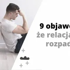 Para siedzi odwrócona plecami do siebie, wyrażając brak zainteresowania ze strony partnera. 9 objawów, że relacja się rozpada.