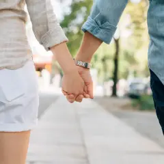 Para jak ratować związek, trzymając się za ręce na spacerze.