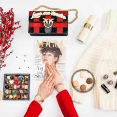 Pudełko czekoladek, torebka "Love me tender", magazyn Vogue i sweter – idealne składniki, by dowiedzieć się, jak rozkochac kobietę.