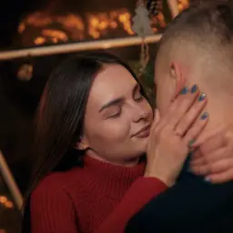 Intymny moment pary, ona szepcze mu do ucha, jak rozkochać faceta na zabój.