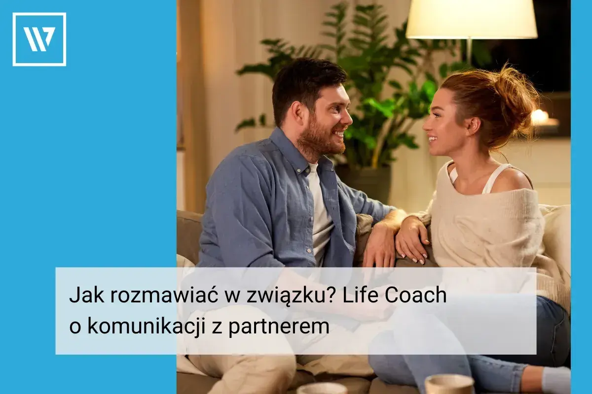 Szczęśliwa para siedzi na kanapie, rozmawiając. To idealne spotkanie po przerwie w związku, gdzie rozmowa o komunikacji z partnerem jest kluczem do sukcesu.