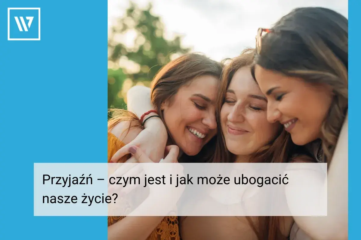 Trzy uśmiechnięte przyjaciółki przytulają się. To obraz codziennego pisania z koleżanką, które wzbogaca życie.