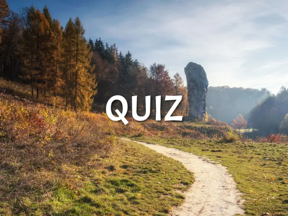 Jesienna ścieżka prowadzi do skalnego ostańca. Czas na quiz związku, by sprawdzić, jak dobrze się znacie!