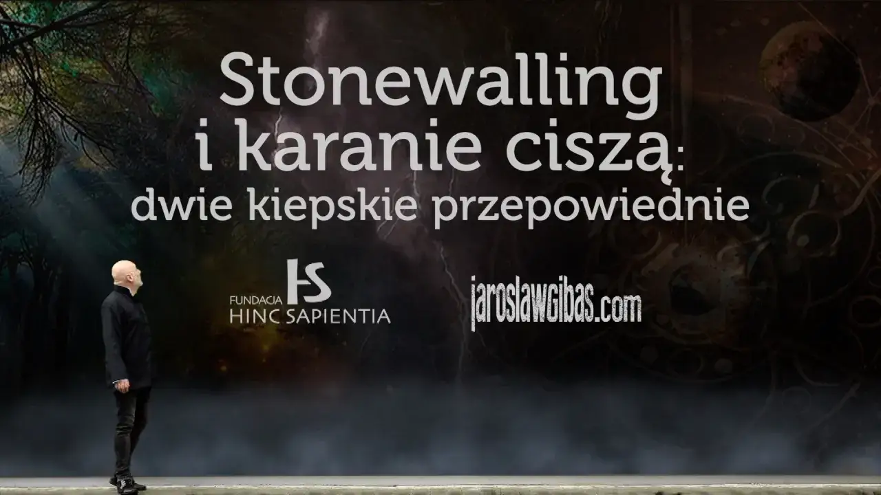 Mężczyzna patrzy na ekran z napisem 